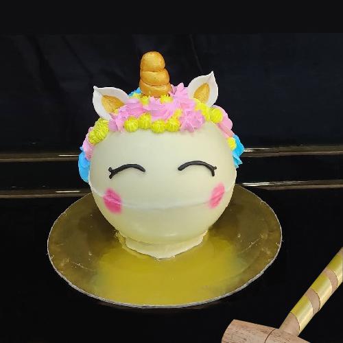 Designer Unicorn Pi�ata Cake