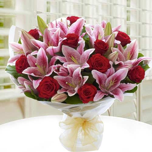Attractive Bouquet of Lilies N Roses