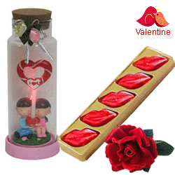 Wonder of Love Jar with a 5 pcs Lip Shaped Hand Made Chocolate & a Free Velvet Rose